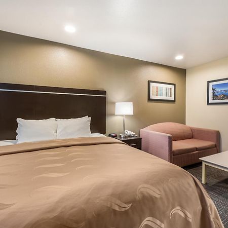 Quality Inn & Suites Near Nas Фаллон Экстерьер фото